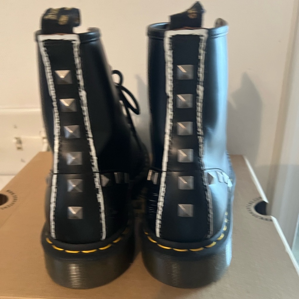 Excellent Condition Dr. Martens with box - Picture 4 of 8